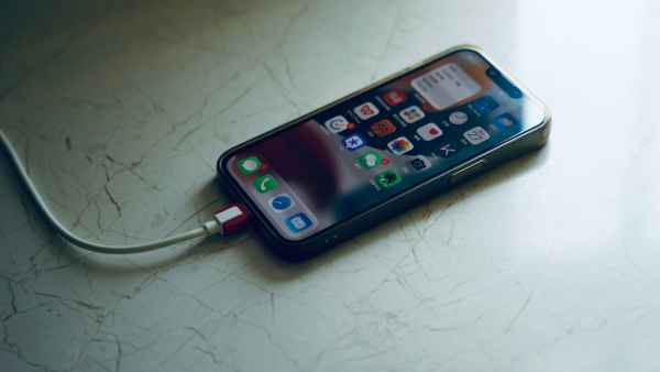 Что будет, если оставить телефон на зарядке на ночь с включенным экраном? Что будет, если оставить телефон на зарядке на ночь с включенным экраном?